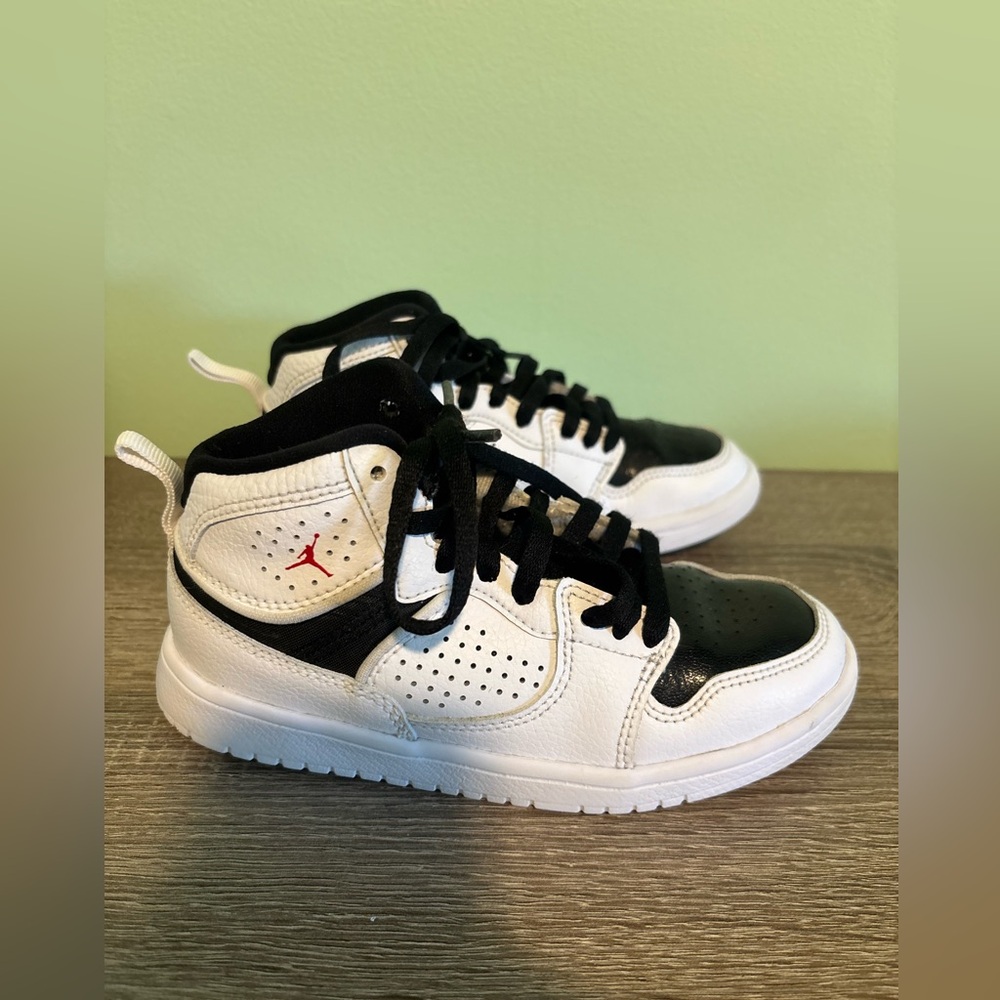 Like New! Boys Jordan High Top Sneakers